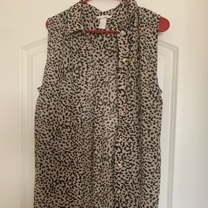 Women’s sleeveless shirt